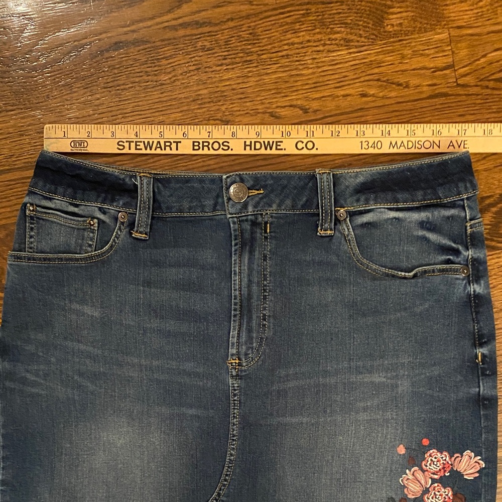 Seven7 Dark Blue Denim Skirt, Coral Floral Embroidery SZ 14 - Picture 4 of 10